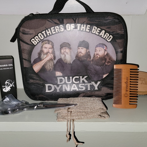 Other - NWOT Duck Dynasty lunch box/ Beard grooming kit